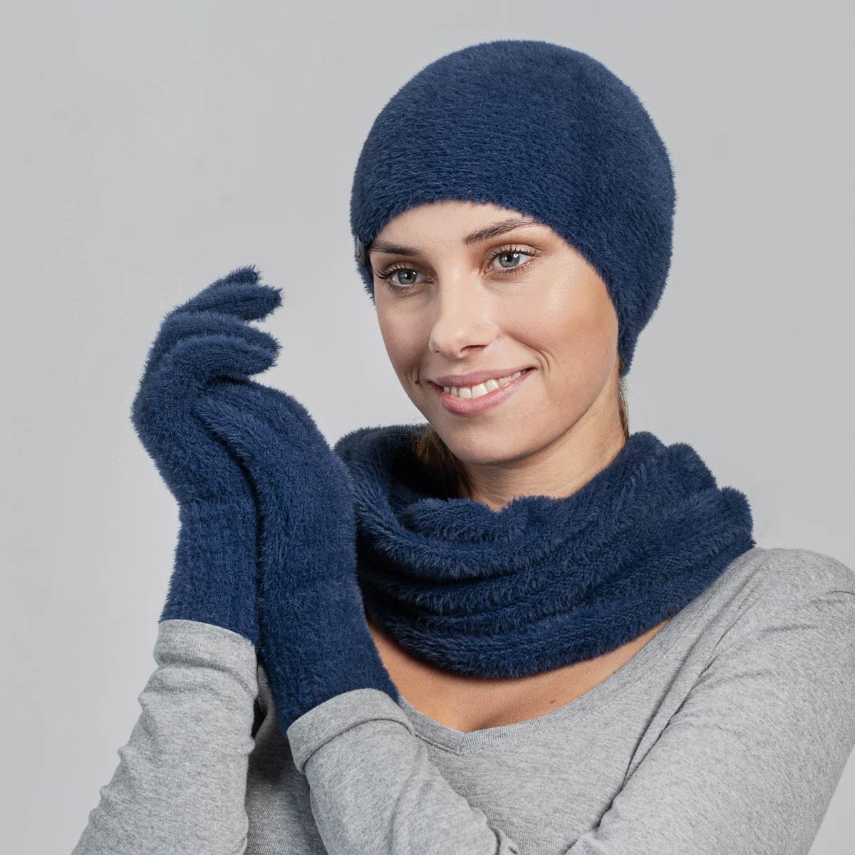 PK-00137_W12-1--_Ensemble-femme-bonnet-snood-gants-bleu-marine