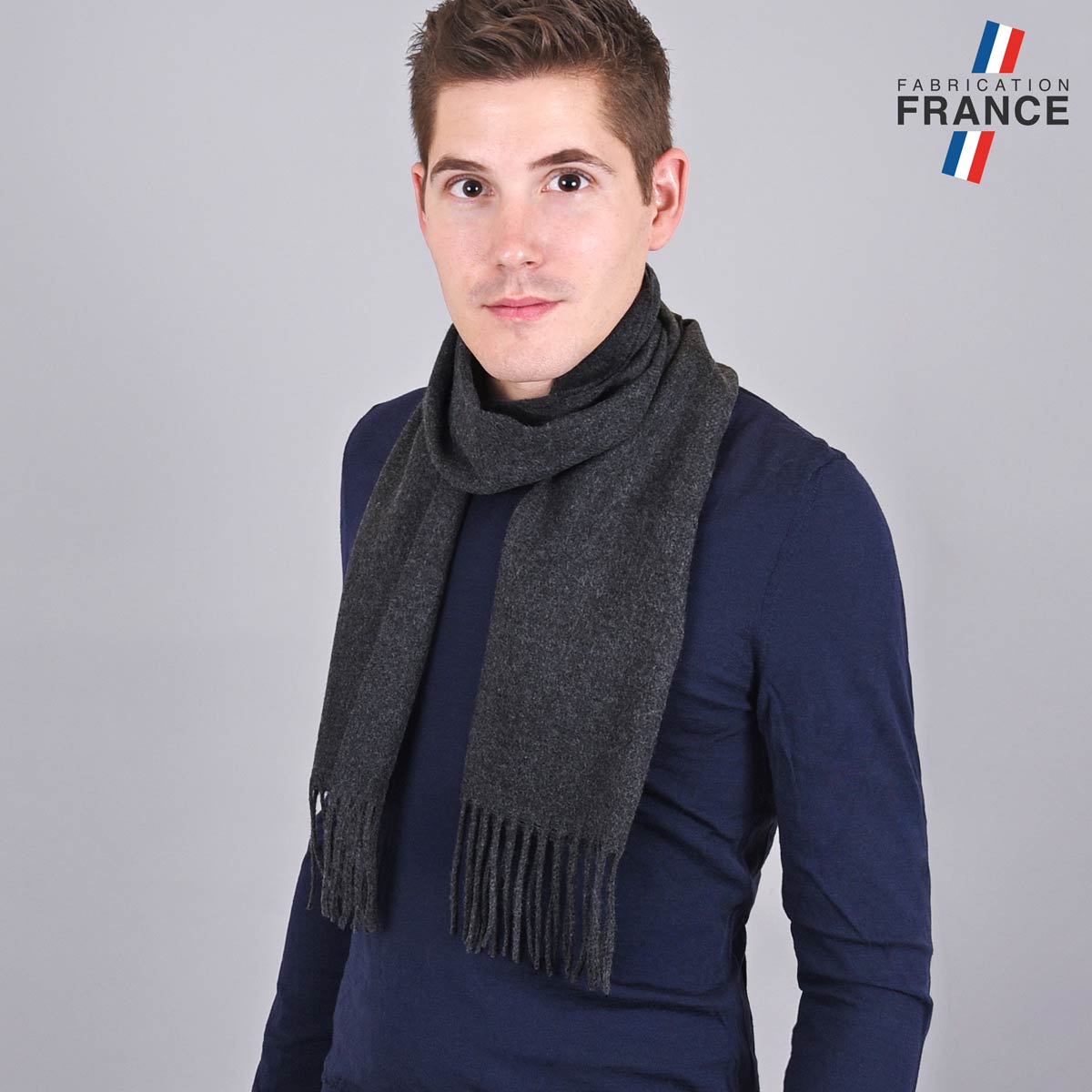 AT-05122_M12-1FR_Echarpe-homme-a-franges-gris-anthracite-fabrication-francaise