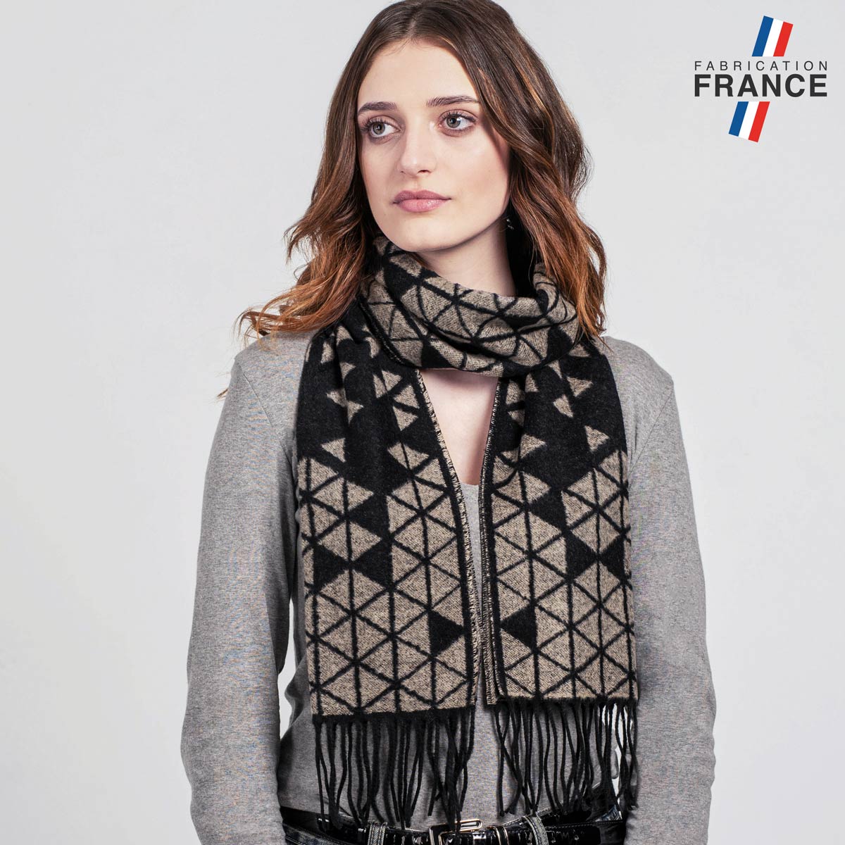 AT-06492_W12-1FR_Echarpe-femme-motif-geometrique-made-in-france-losanges-noire