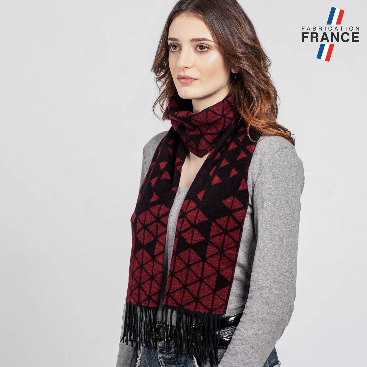 AT-06493_W12-1FR_Echarpe-femme-motif-geometrique-rouge-fabrication-francaise