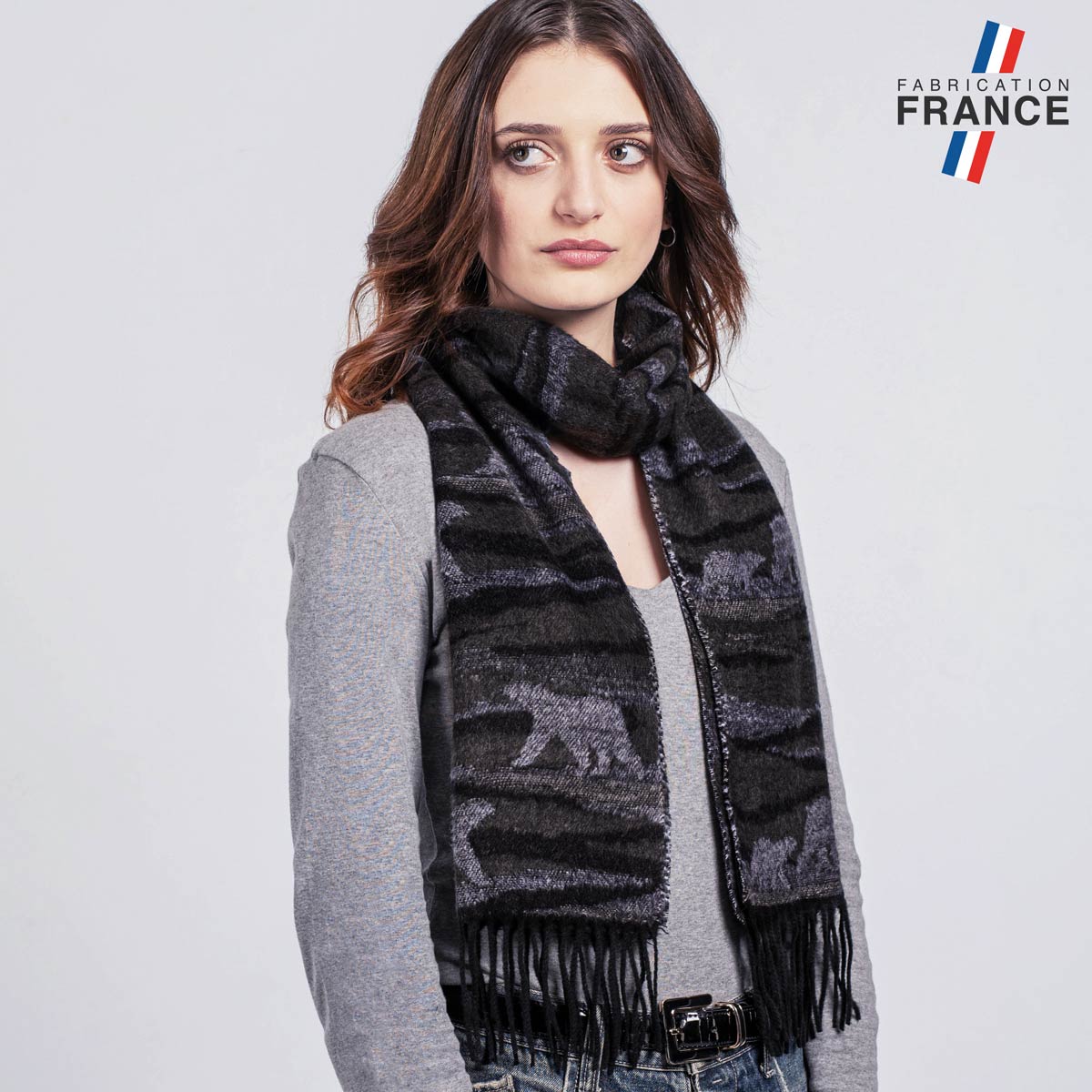 echarpe-femme-motif-ours-gris-fabrique-en-france-grise-et-noire-AT-06498