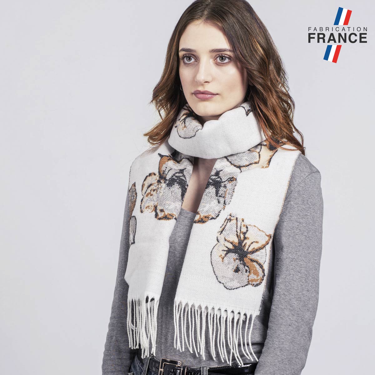 AT-06531_W12-1FR_Echarpe-femme-motif-florale-chaude-blanche-fabriquee-en-france