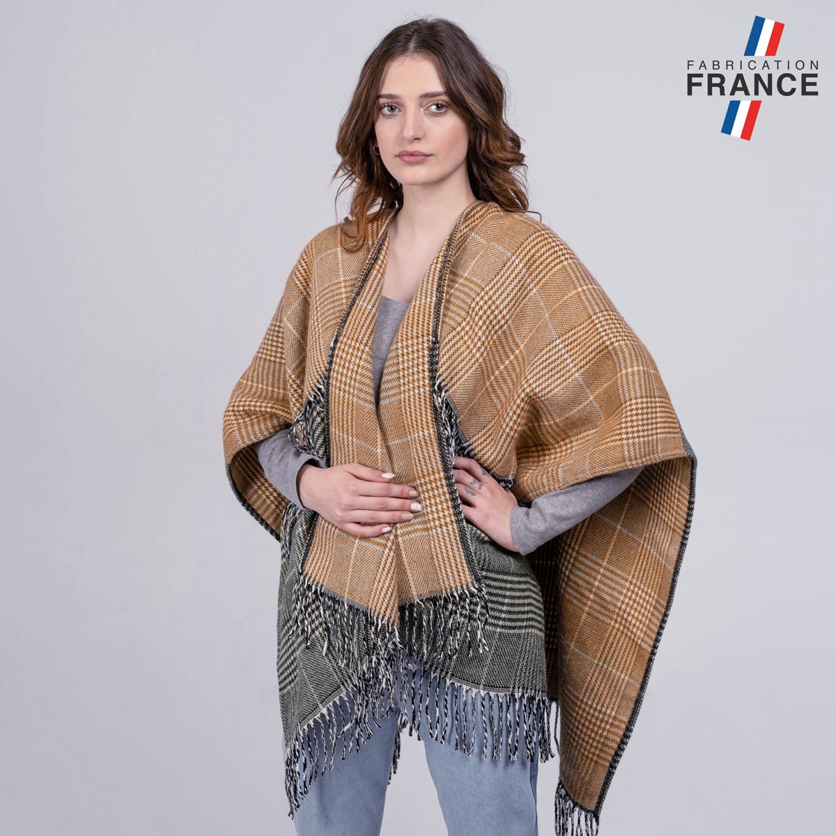 AT-06537_W12-1FR_Poncho-femme-motif-ecossais-camel-gris-made-in-france