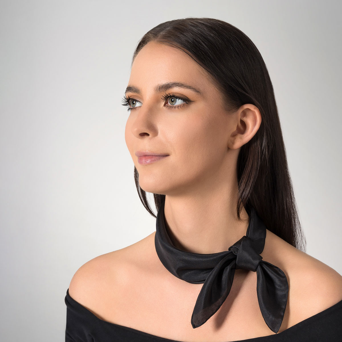 Foulard-soie-femme-noir-uni-roulotage--AT-07099