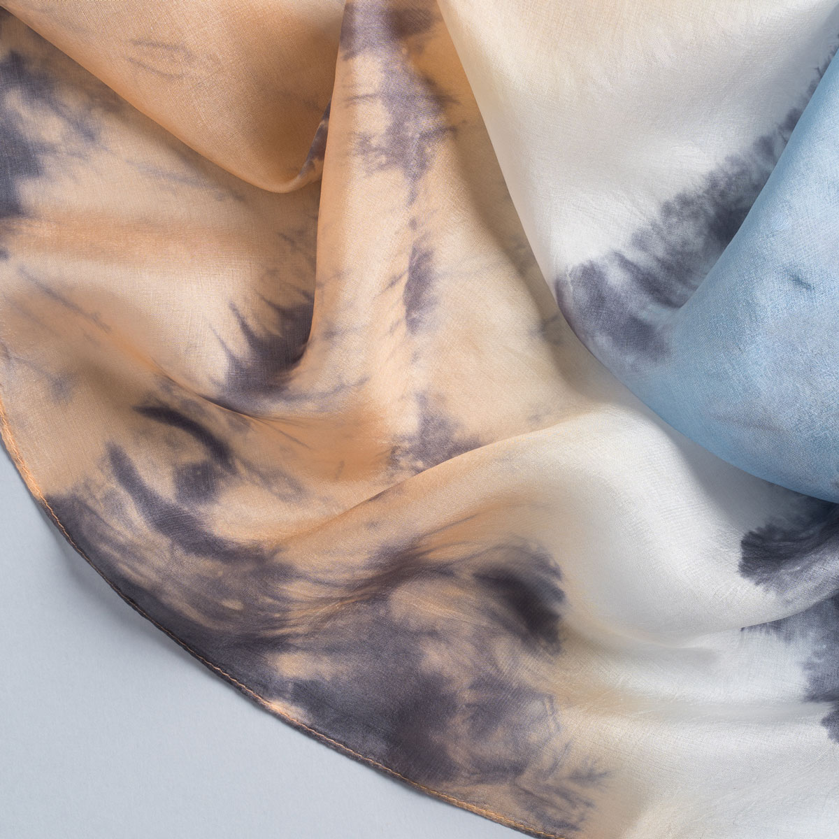 Foulard-carre-soie-finesse-fluidite-tie-dye--AT-07085