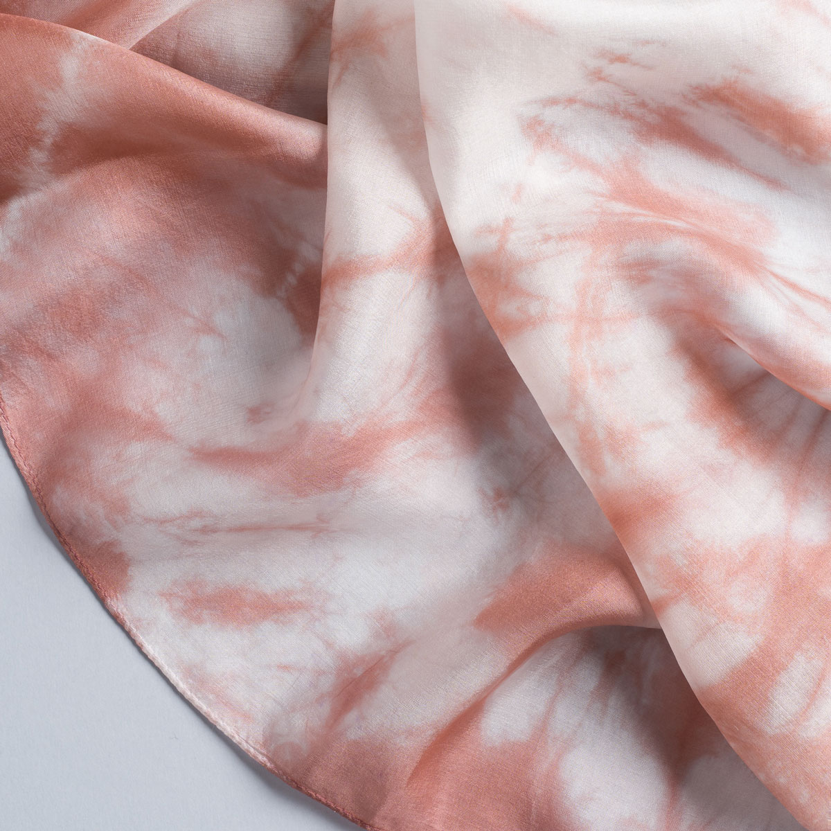 Carre-soie-rose-finesse-motif-tie-dye-vietnam--AT-07087