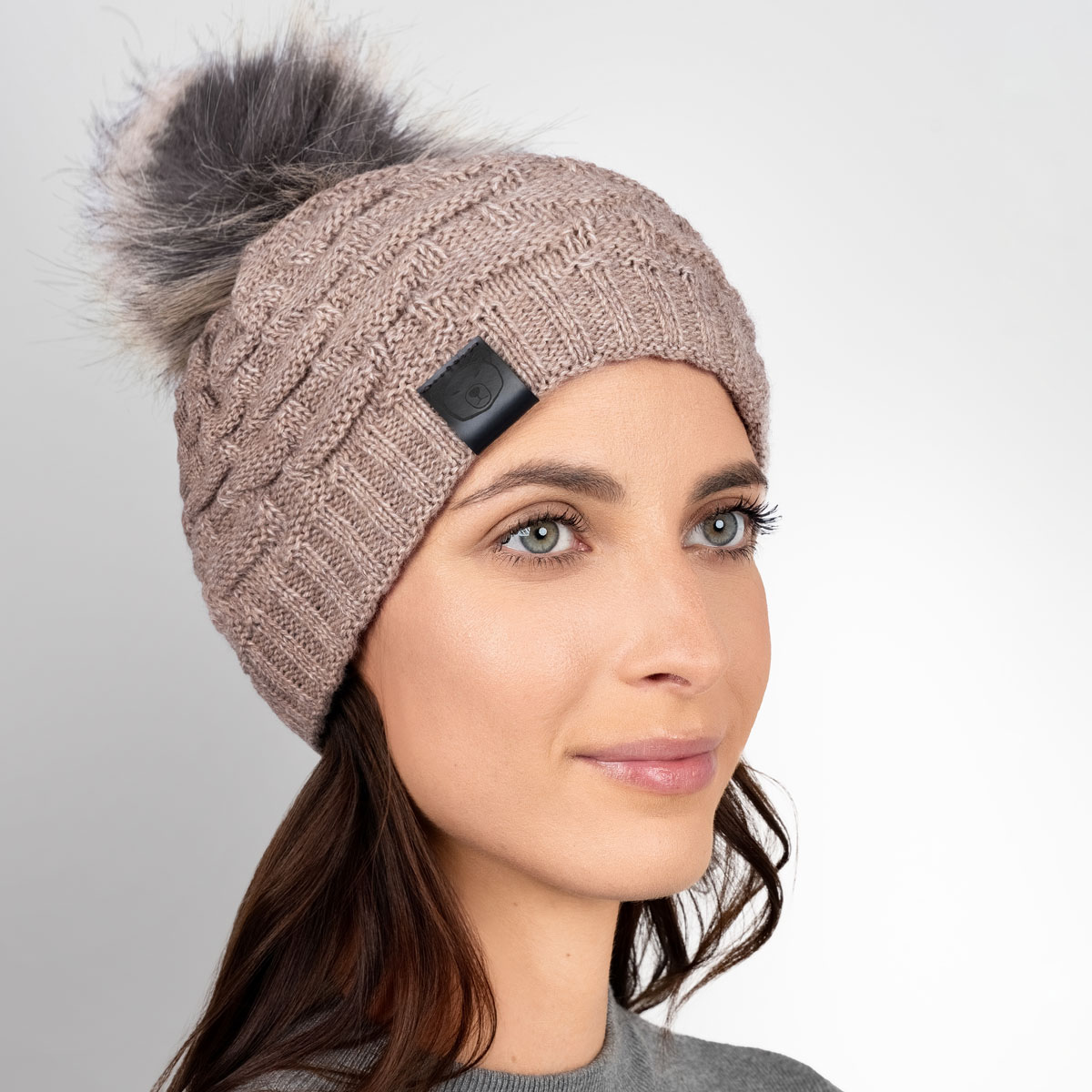 Bonnet-confortable-elegant-avec-pompon-brun--CP-01598