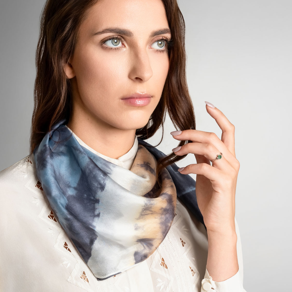 Foulard-carre-soie-finesse-bleu-orange-pale--AT-07085