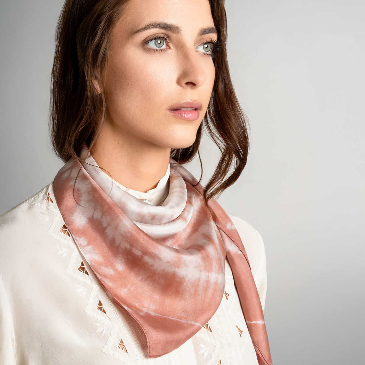 Foulard-rose-soie-carre-femme-tie-dye-vietnam--AT-07087