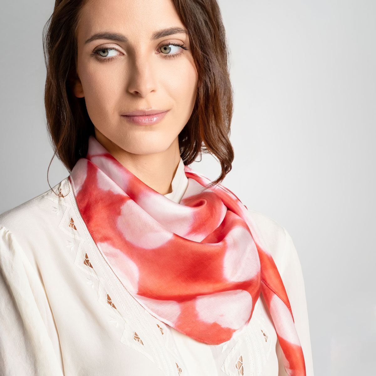Carre-soie-rouge-finesse-motif-tie-dye-vietnam--AT-07088