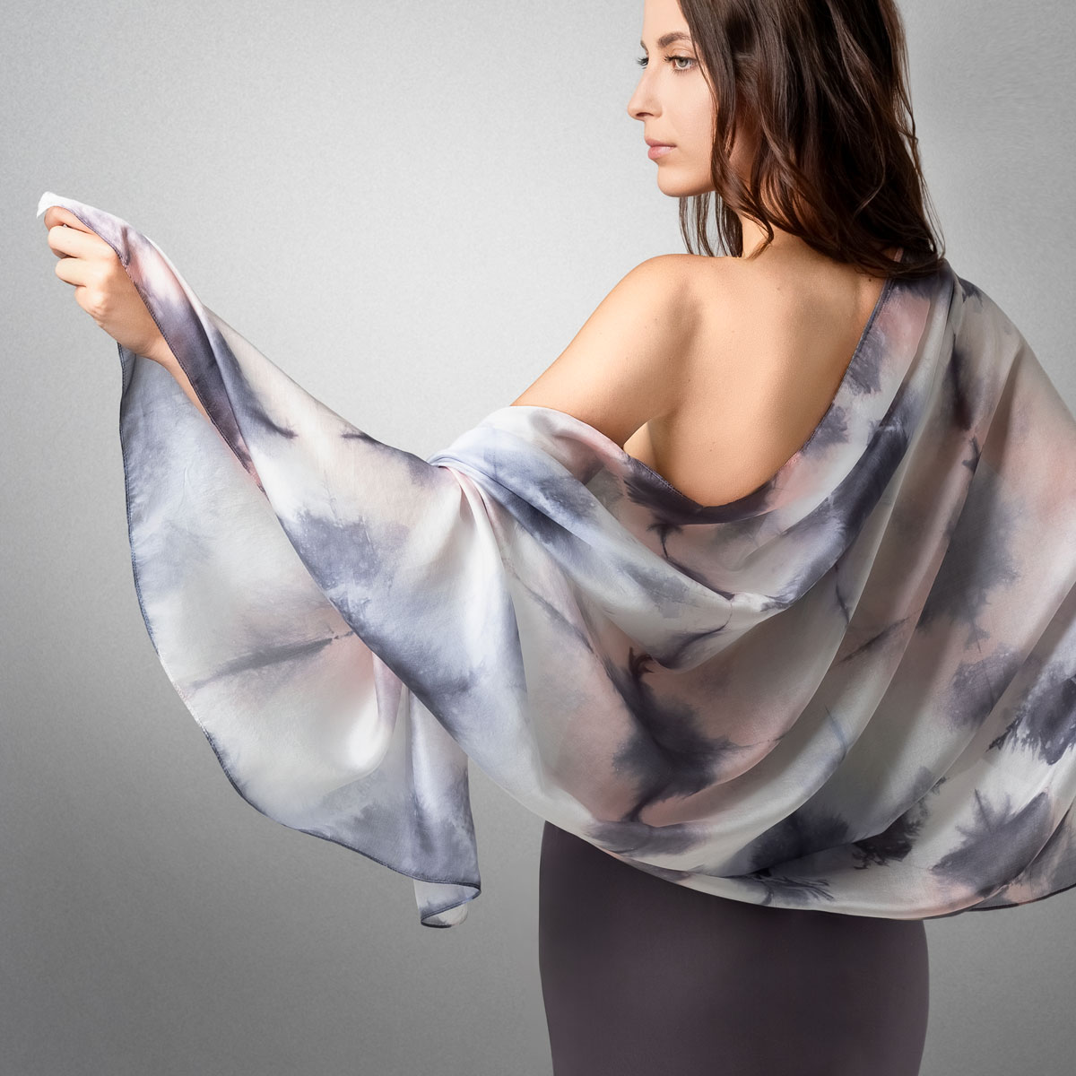 grande-etole-femme-en-soie-tie-dye-gris--AT-07093