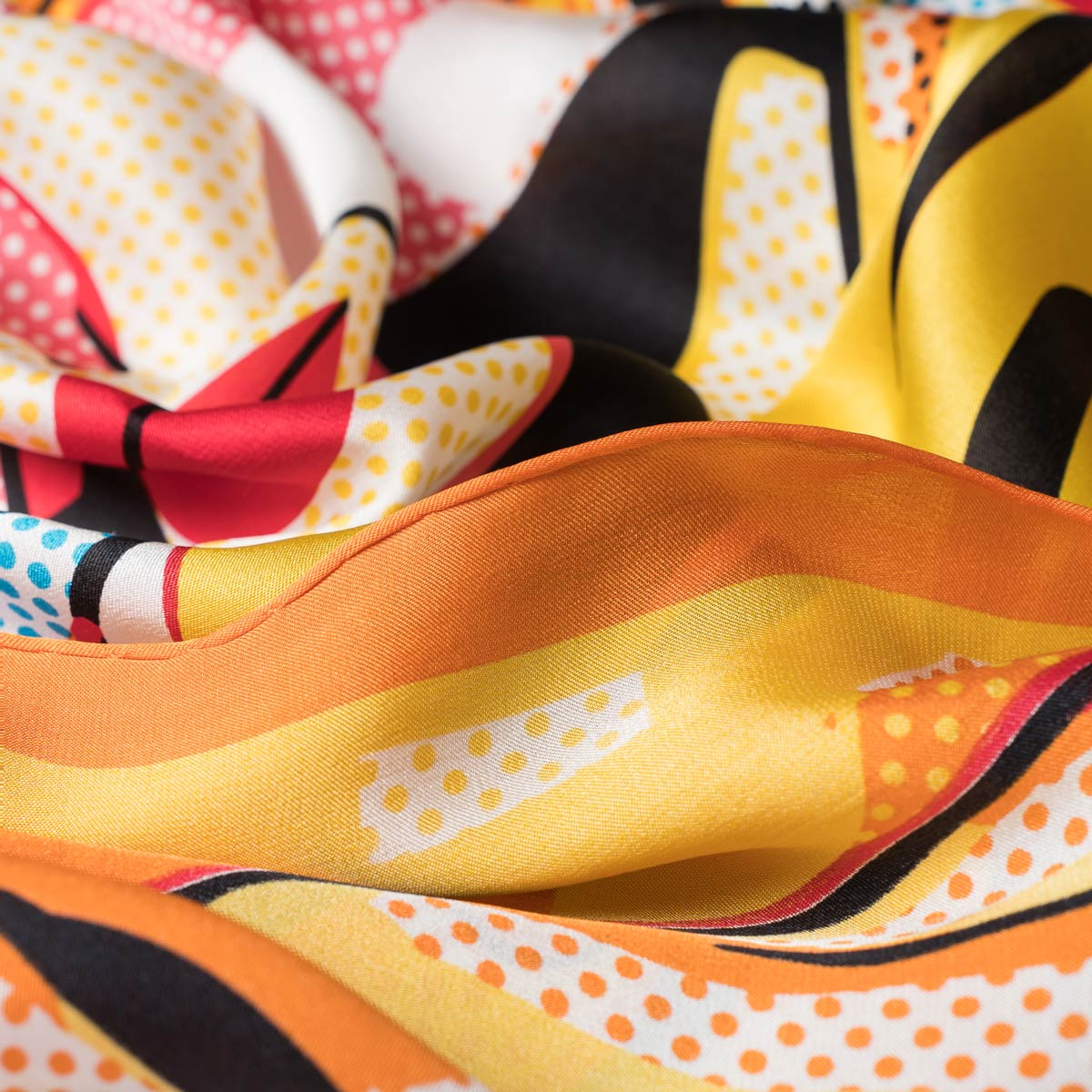 Foulard-carre-soie-orange-roulotte-a-la-main--AT-07178
