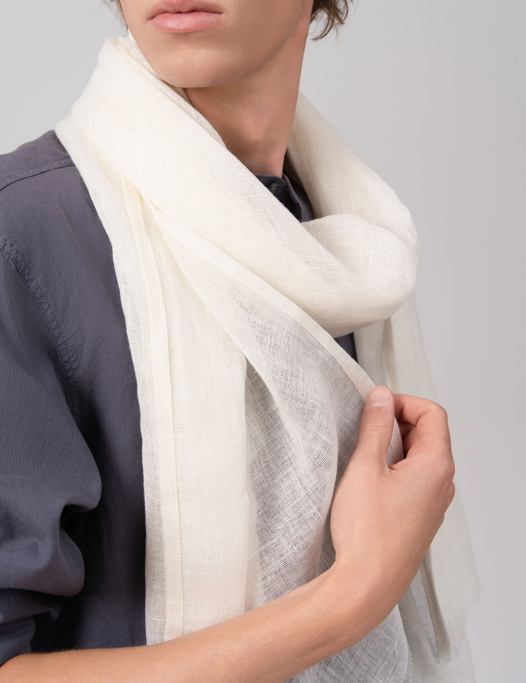 Echarpe-homme-lin-lave-naturel-blanc--AT-07142_M2-17x22---