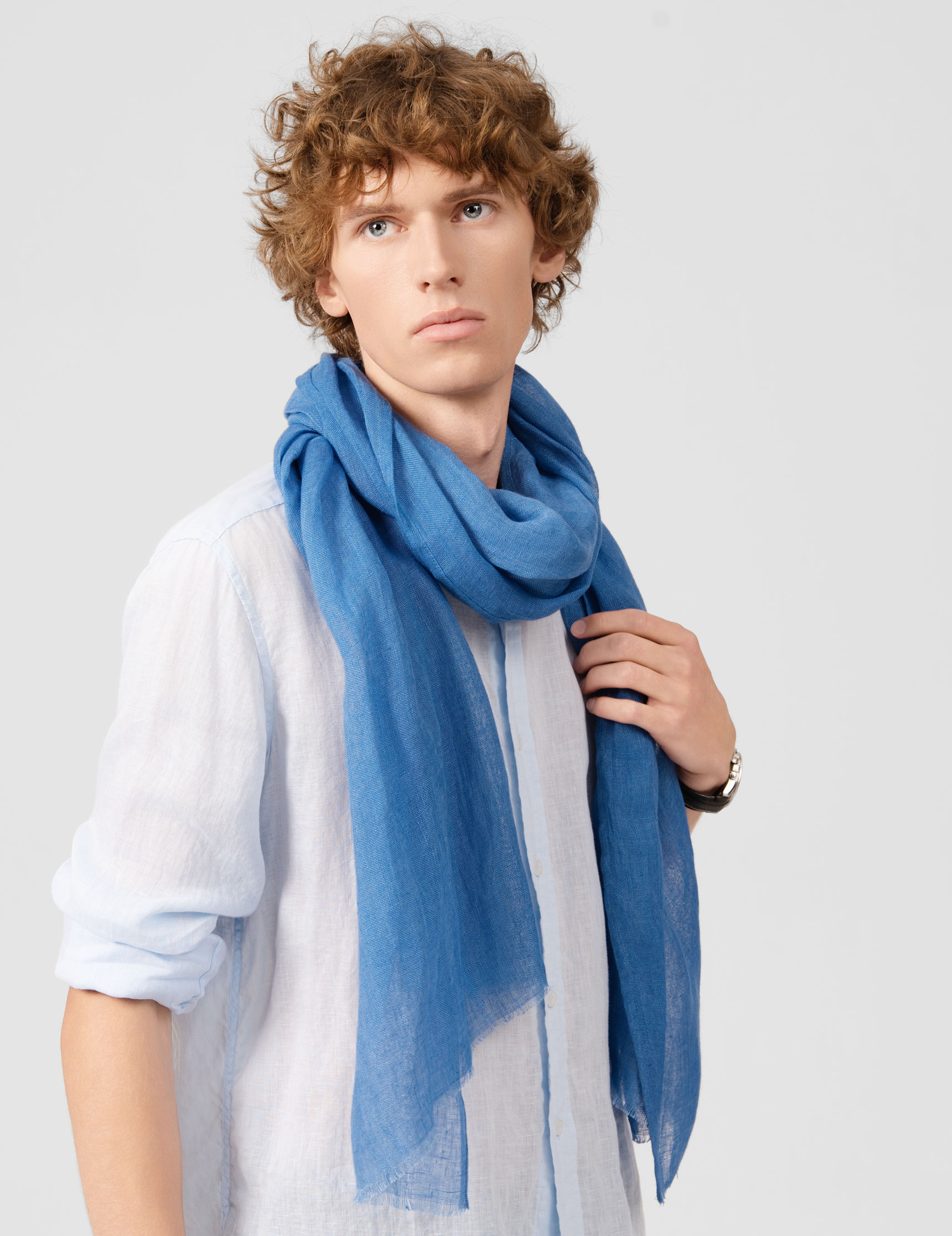 Echarpe-en-lin-bleue--AT-07141_M1-17x22---