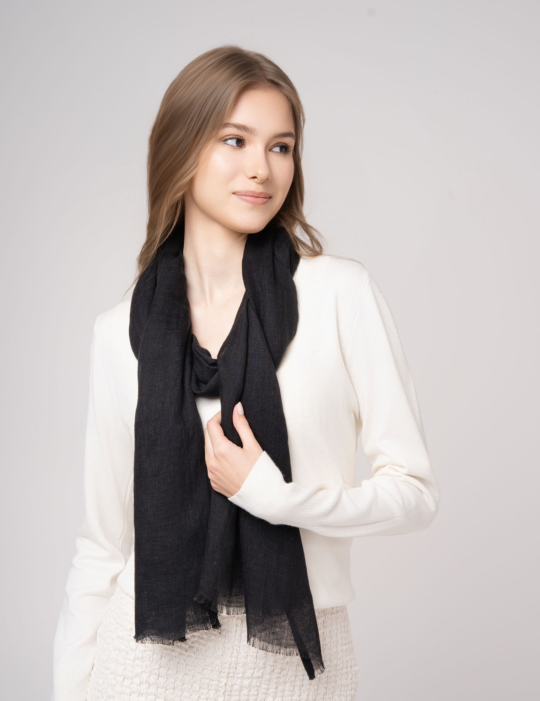 Echarpe-en-lin-noire-femme--AT-07143_W1-17x22---