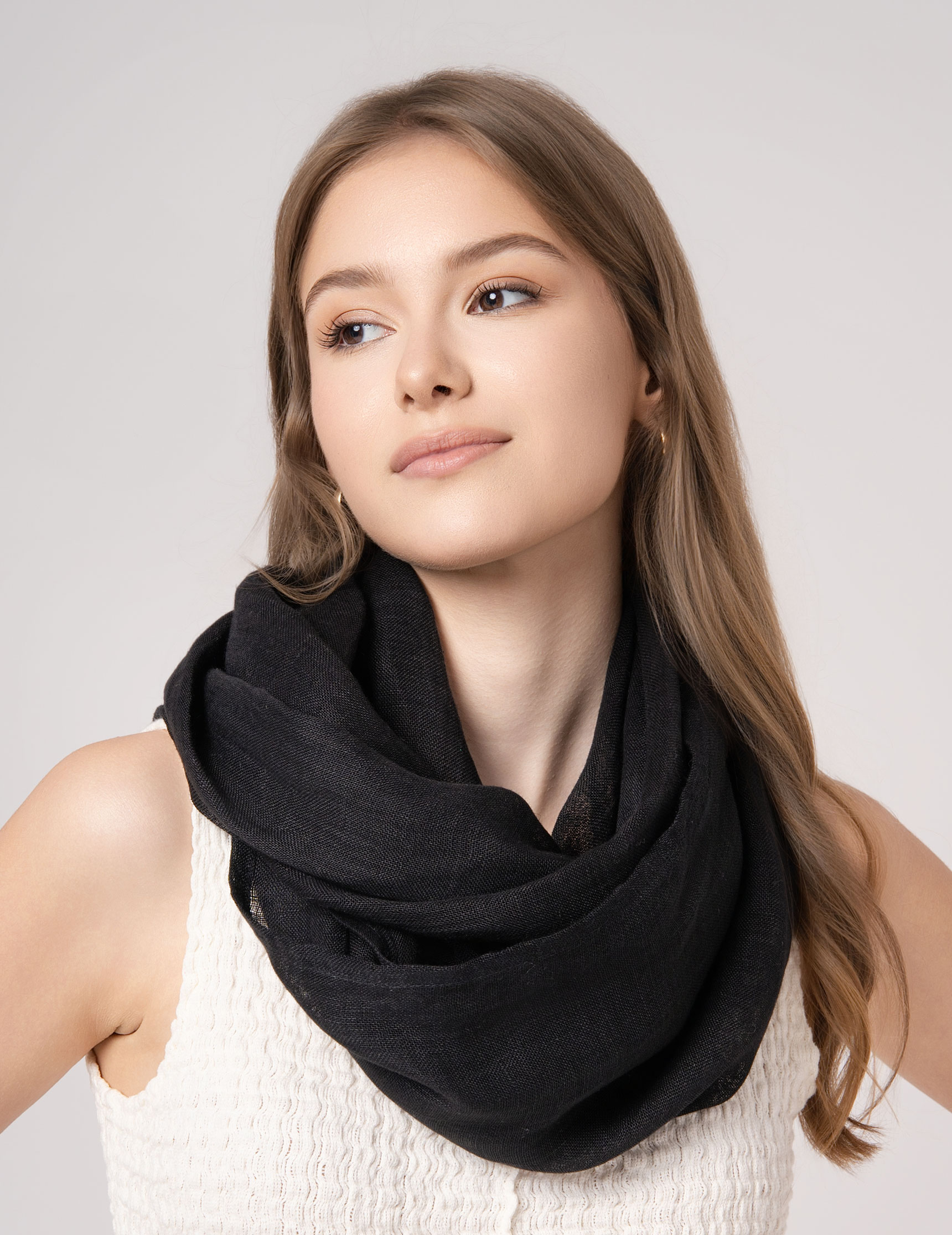 Echarpe-lin-naturel-noire--AT-07143_W2-17x22---