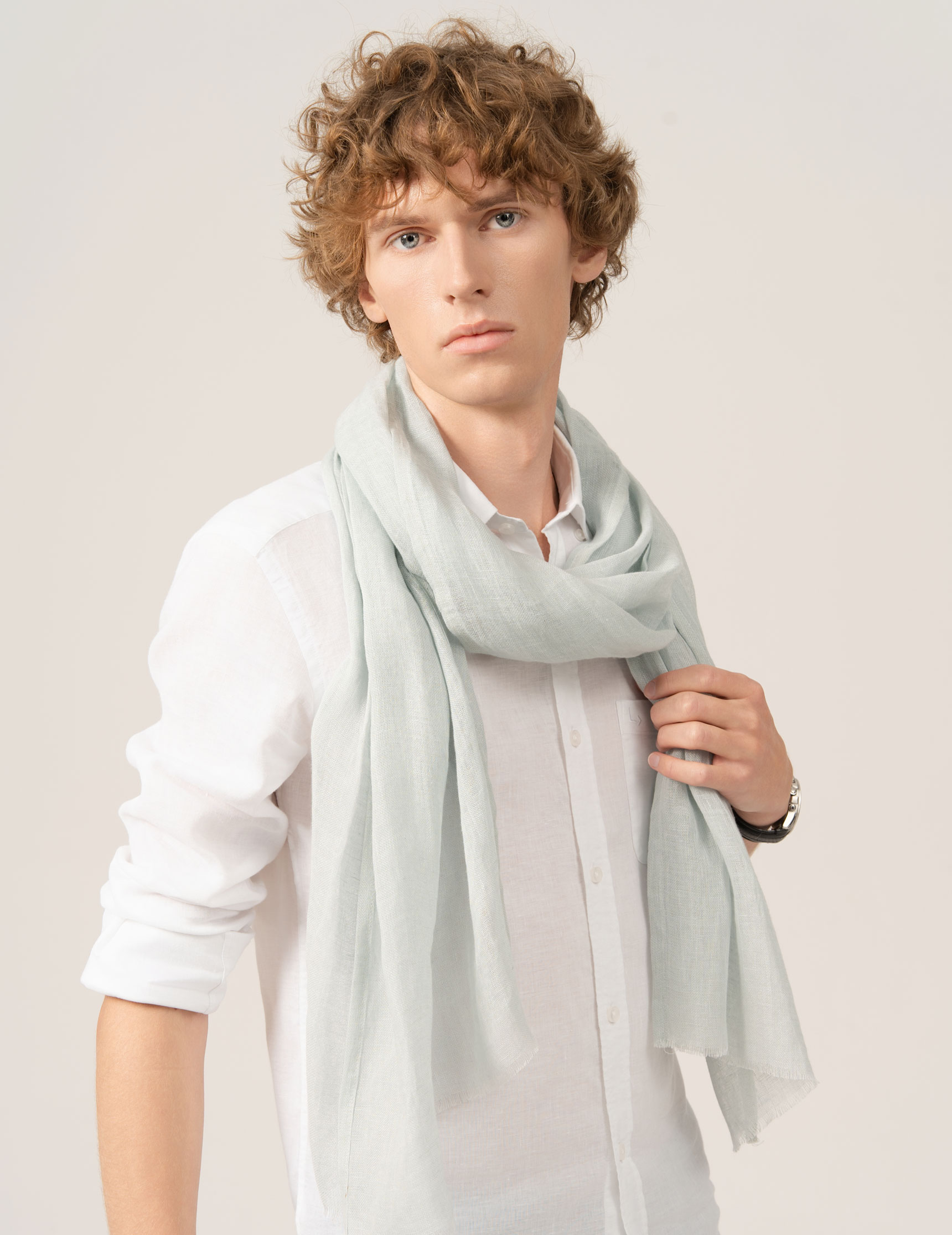 Echarpe-en-lin-gris-clair--AT-07144_M1-17x22---