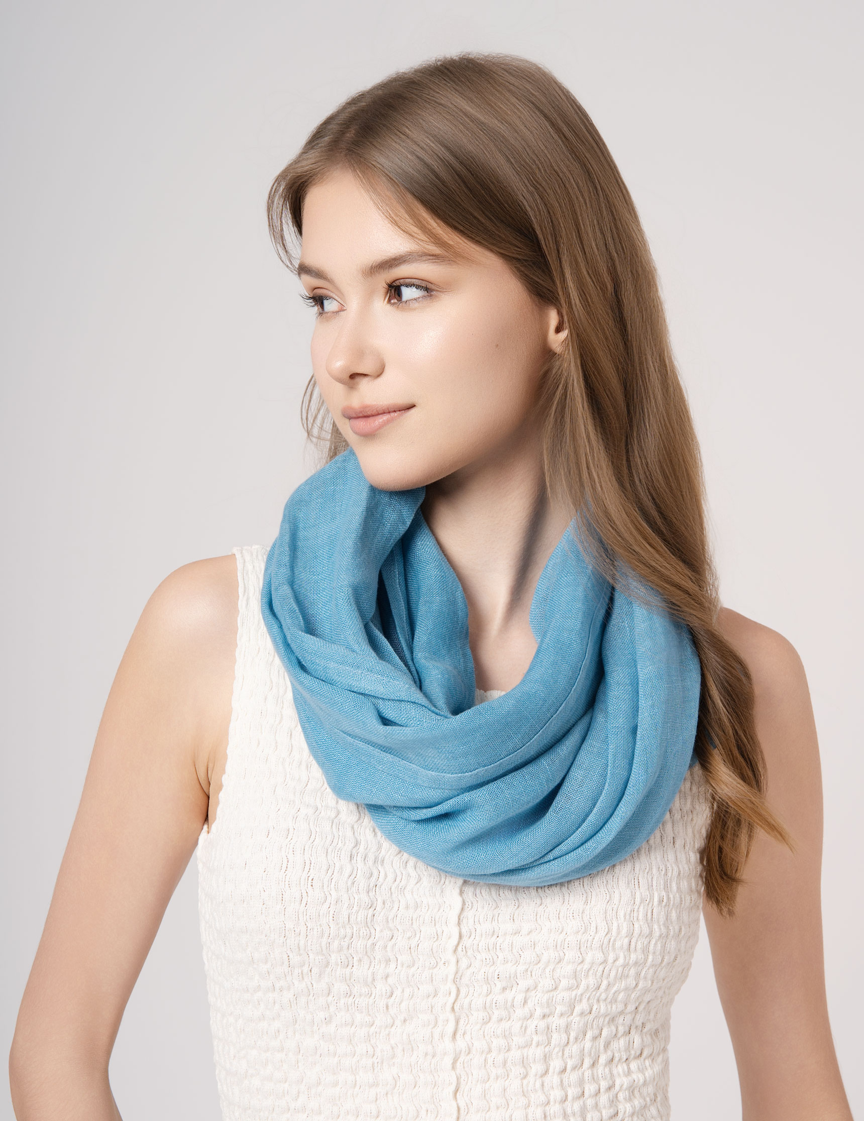 Echarpe-en-lin-bleu-jean--AT-07145_W2-17x22---