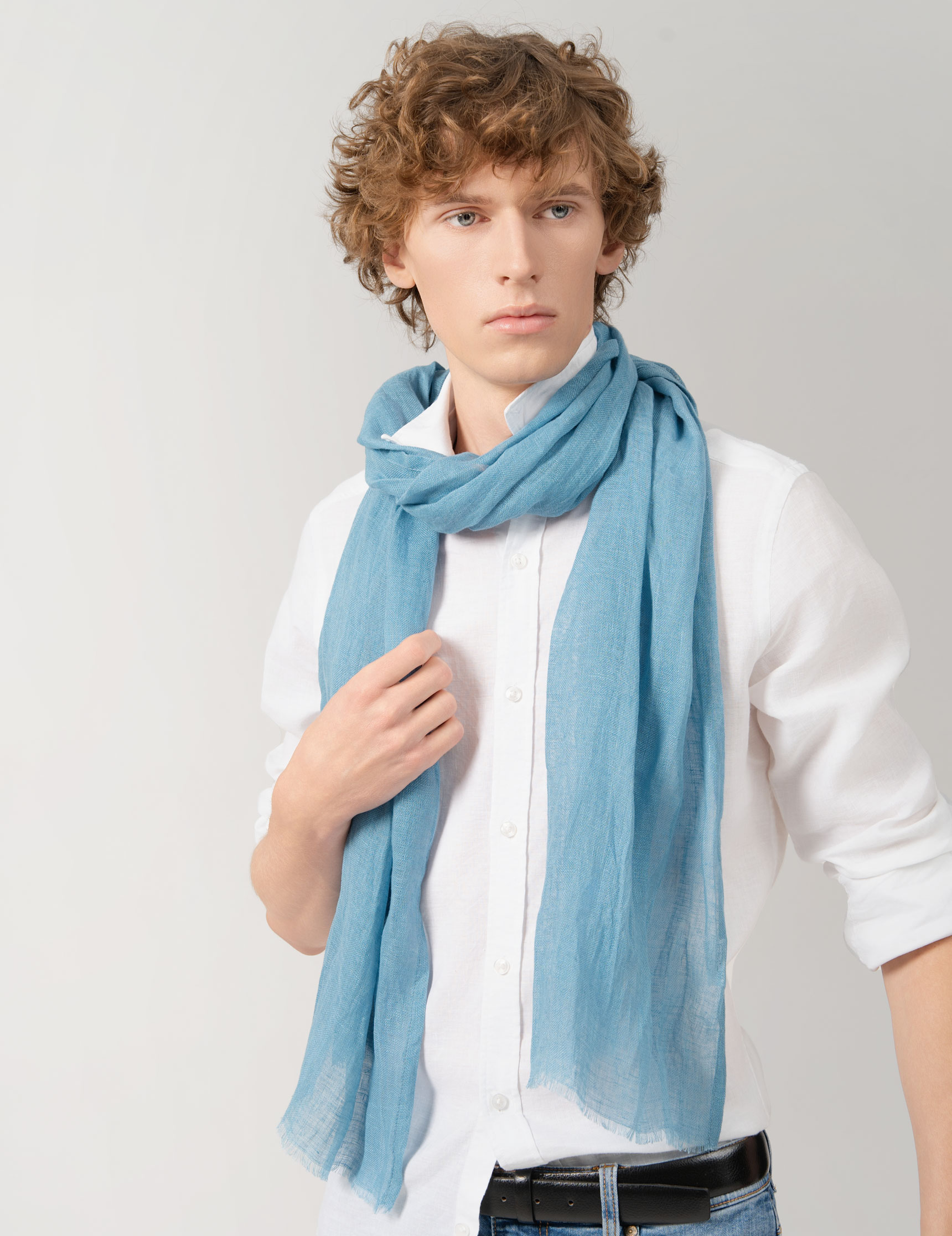 Echarpe-de-lin-bleu-ciel-jean--AT-07145_M1-17x22---