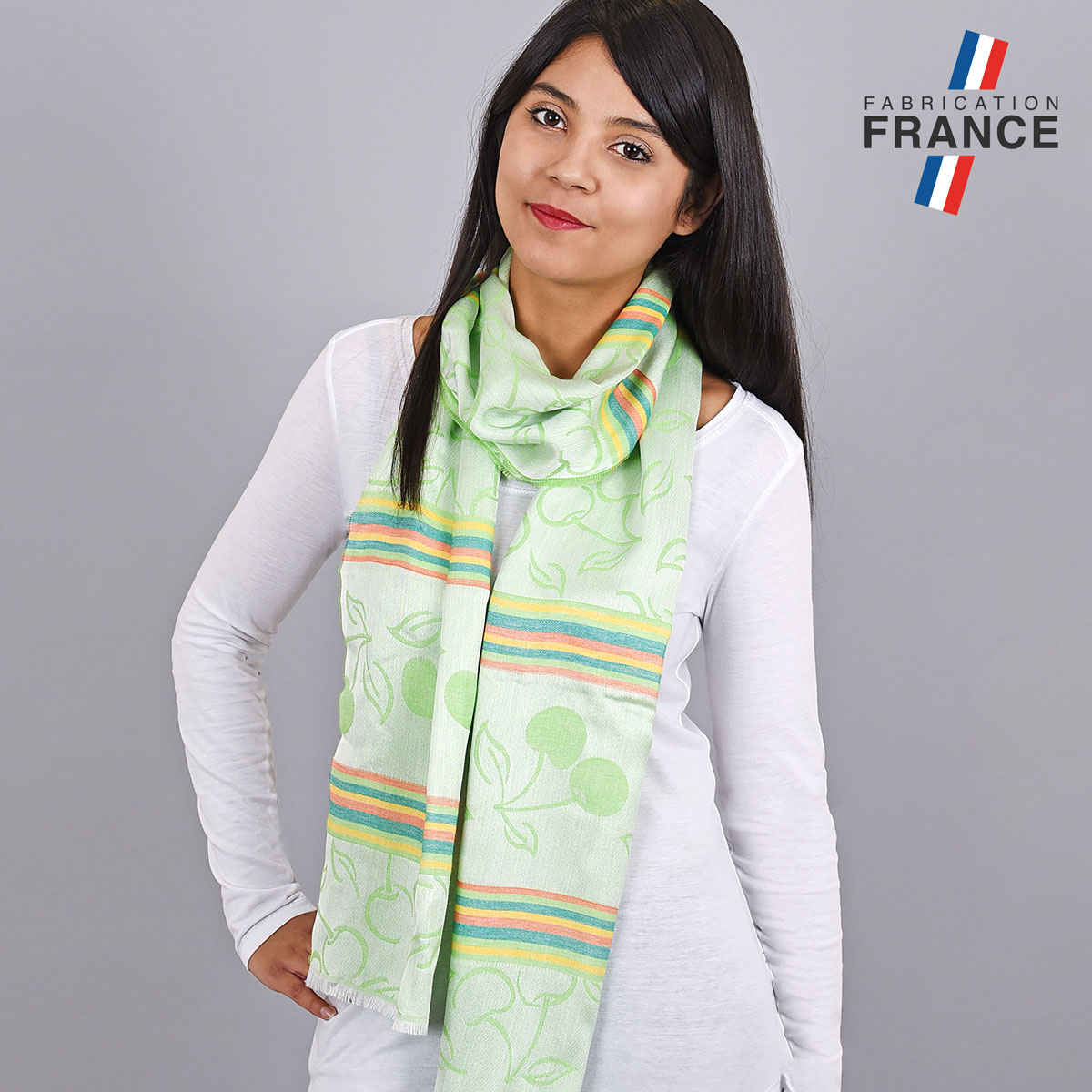 Echarpe-femme-verte-motifs-cerises-fabrication-France--AT-05036_W1_12x12-FR