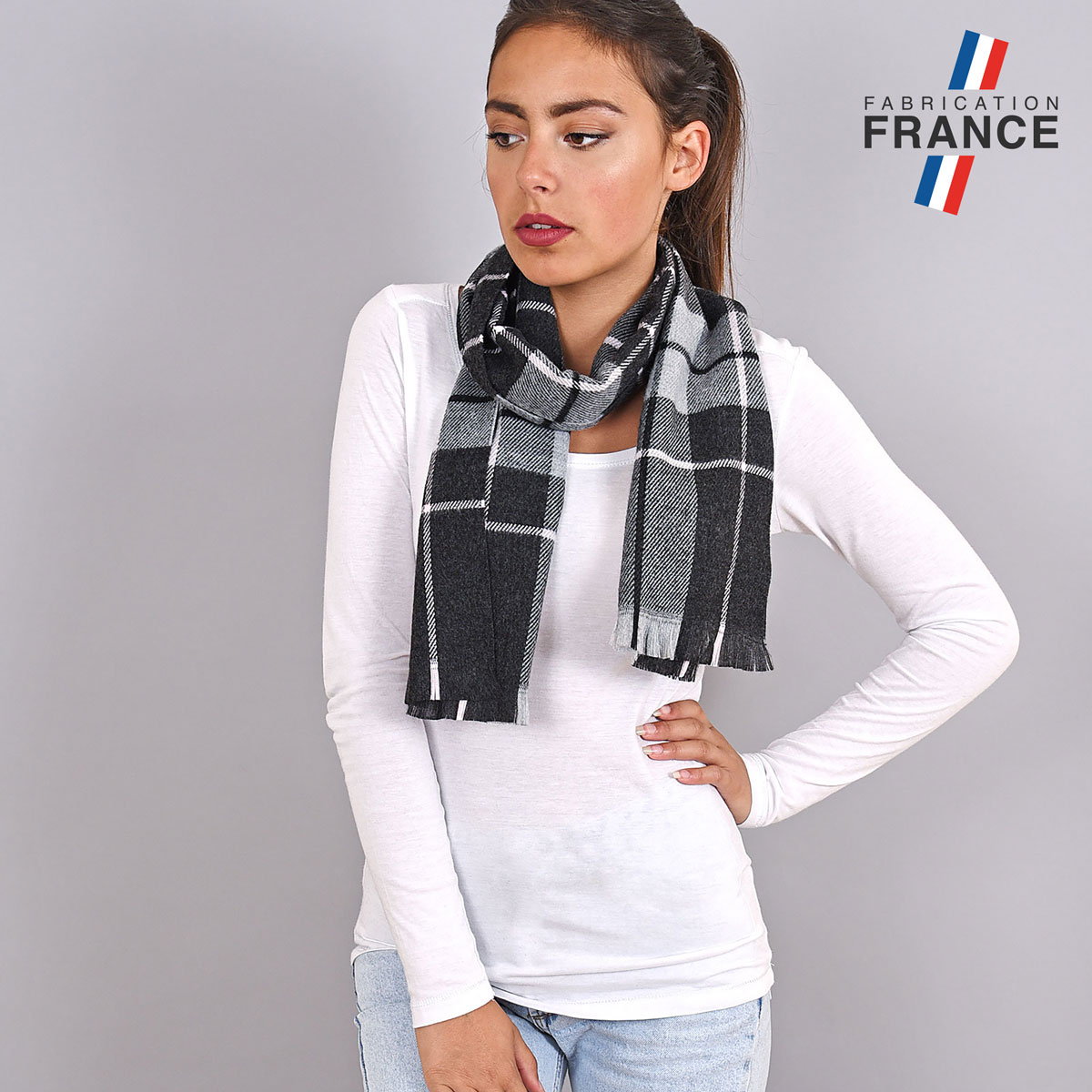 Echarpe-femme-tartan-noir-fabrication-francaise--AT-05099_W1_12x12-FR