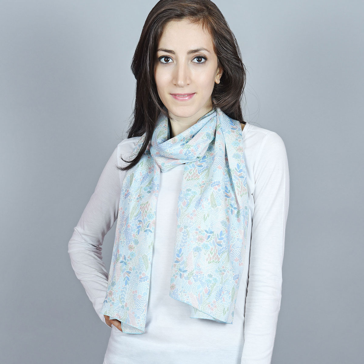 Echarpe-femme-florale-en-coton-bleue--AT-04969_W1_12x12---