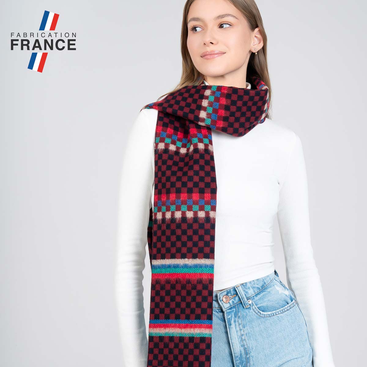 Echarpe-femme-rouge-sombre-motif-damier-fabriquee-en-France--AT-06232_W1_12x12-FR