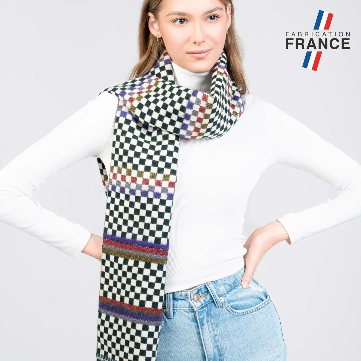 Echarpe-femme-gris-motif-damier-fabriquee-en-France--AT-06233_W1_12x12-FR