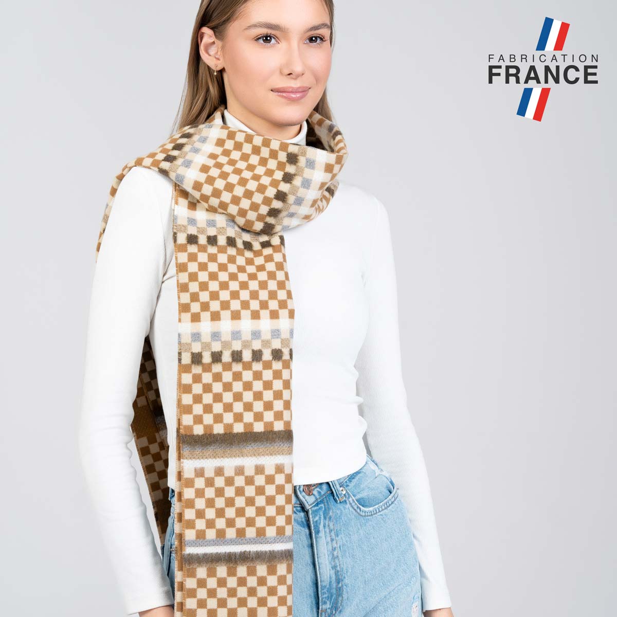Echarpe-femme-beige-motif-damier-fabriquee-en-France--AT-06234_W1_12x12-FR