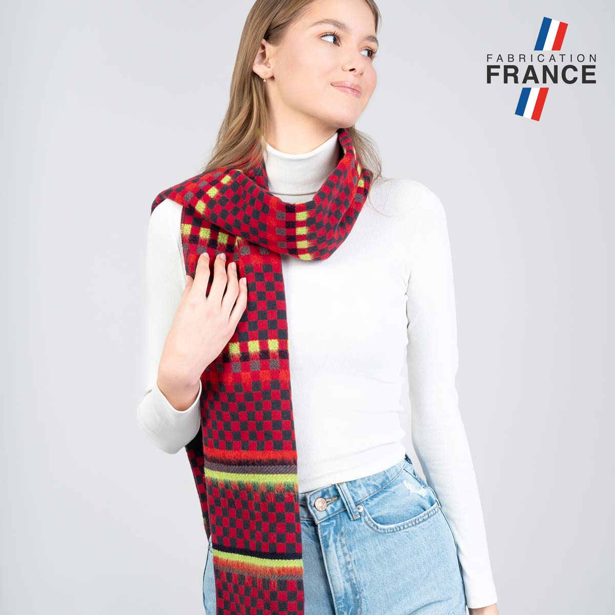 Echarpe-femme-rouge-motif-damier-fabriquee-en-France--AT-06235_W1_12x12-FR