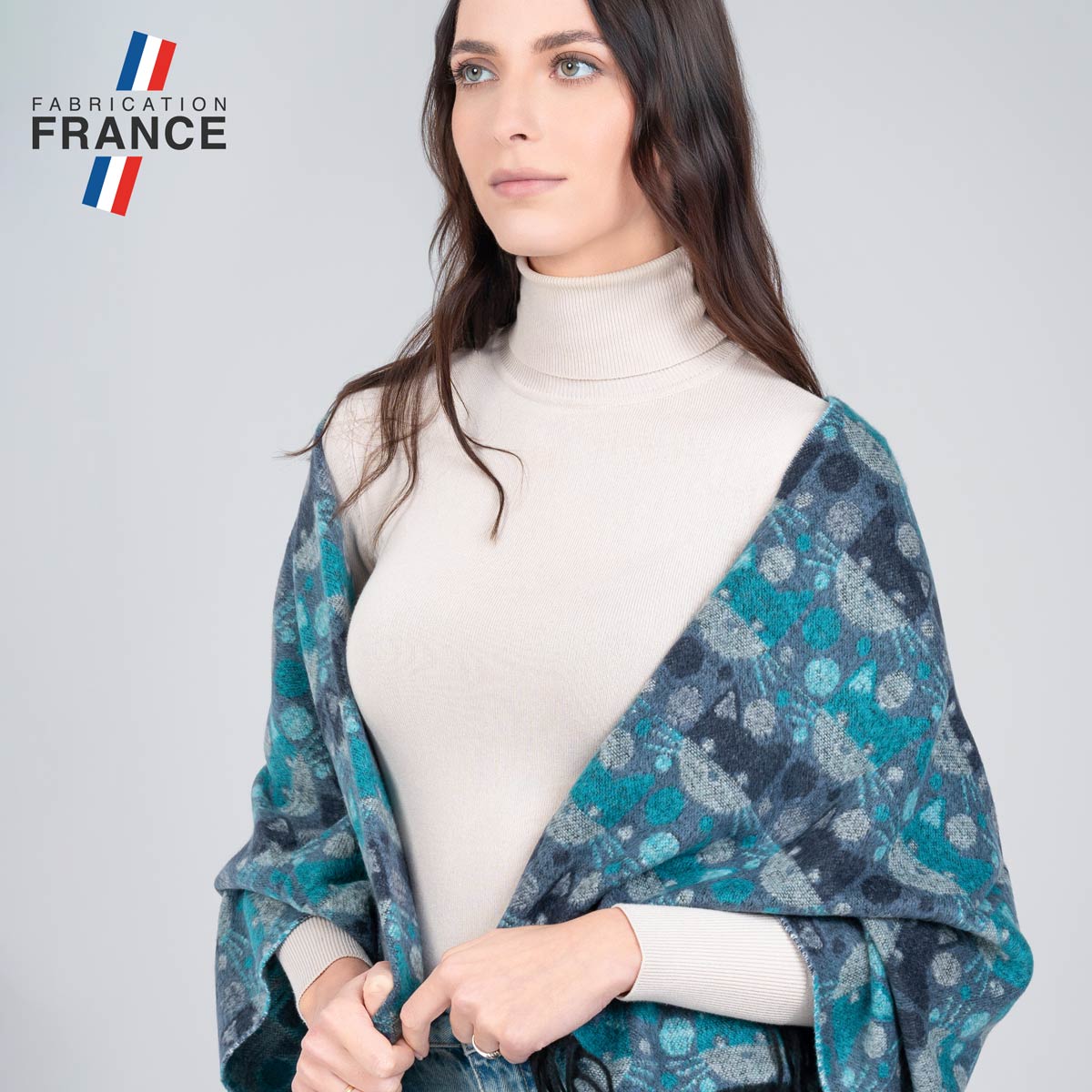 Elegant-chale-de-fabrication-francaise-motif-animalier--AT-06318_W1_12x12-FR