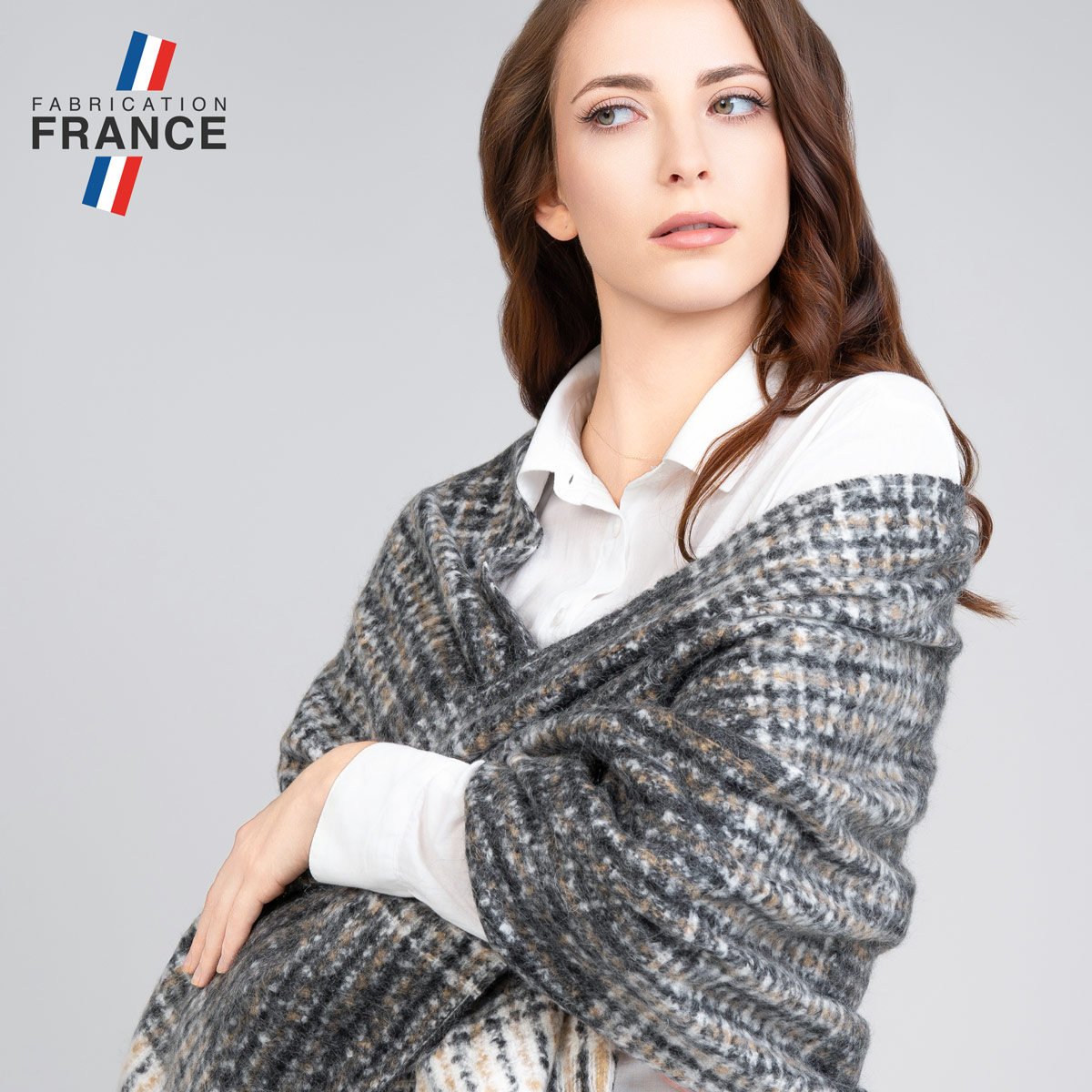 Chale-chaud-doux-gris-motif-ecossais-fabrication-francaise--AT-07005_W1_12x12-FR