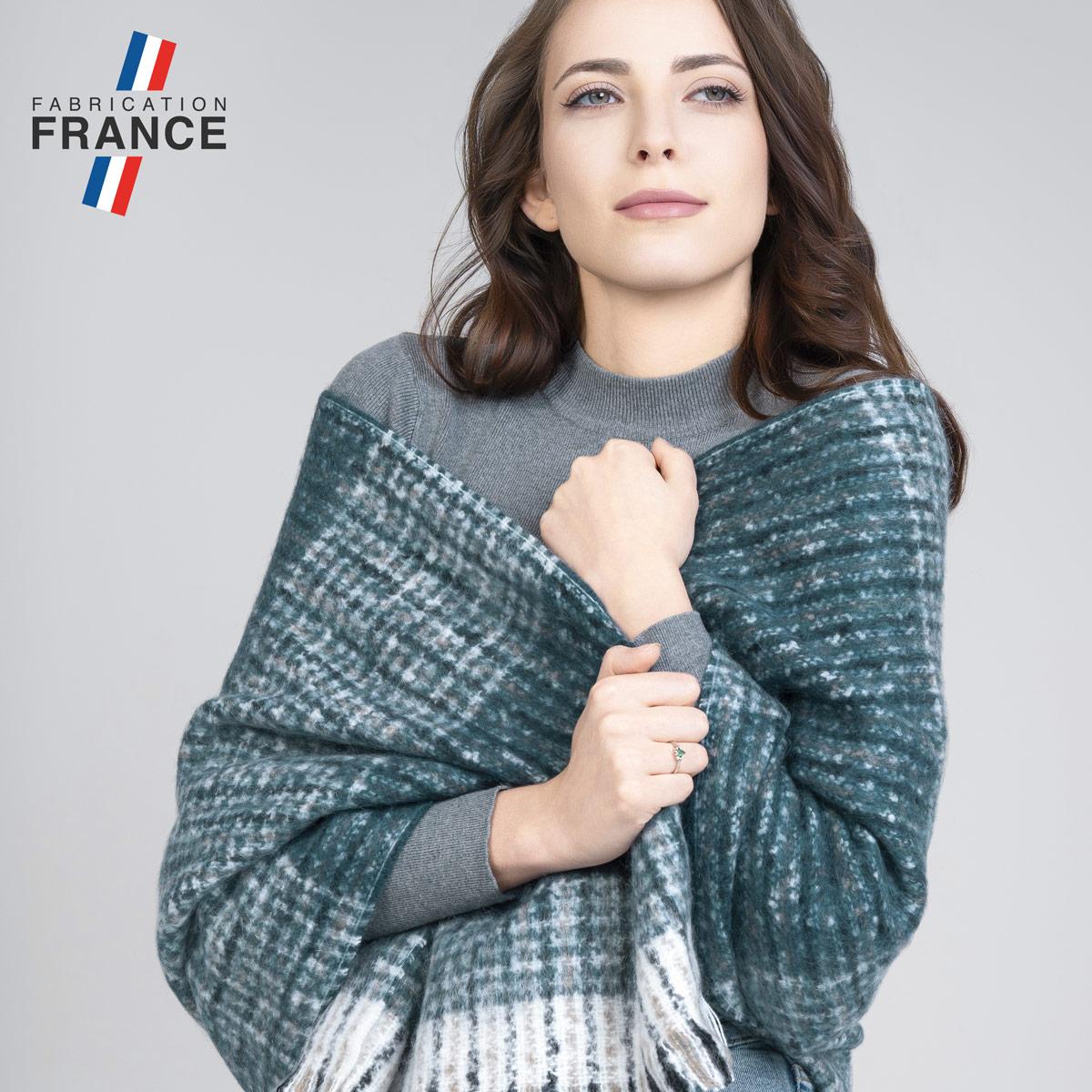 Chale-chaud-doux-bleu-motif-ecossais-fabrication-francaise--AT-07008_W1_12x12-FR