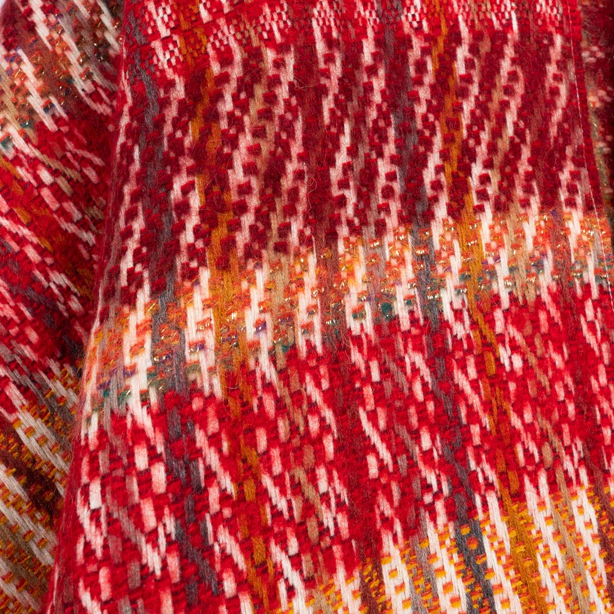 Chale-hiver-femme-motif-rayures-rouges-fabrique-en-France--AT-07018_D1_12x12---