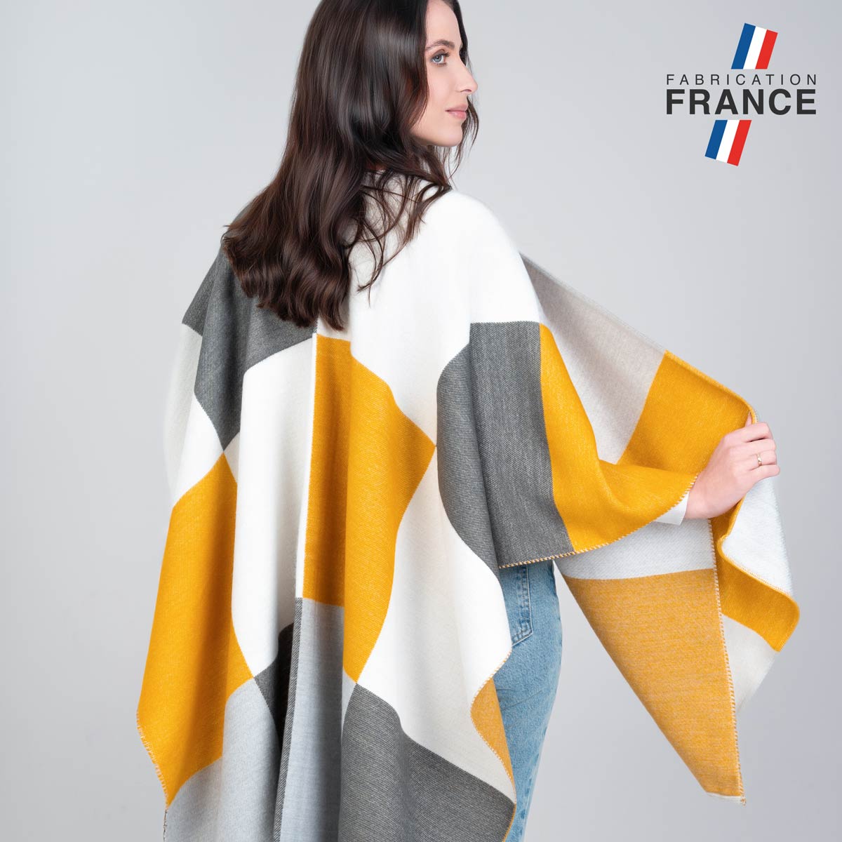 Poncho-chaud-confortable-jaune-fabrication-francaise--AT-07029_W3_12x12-FR