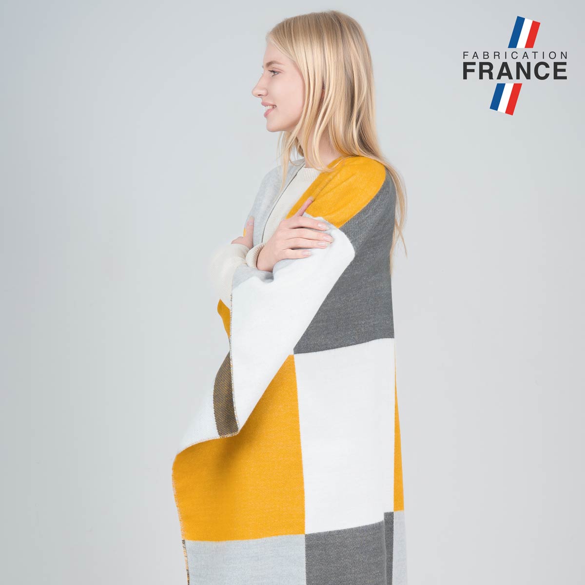 Poncho-femme-motif-elegant-jaune-fabrique-en-France--AT-07029_W5_12x12-FR