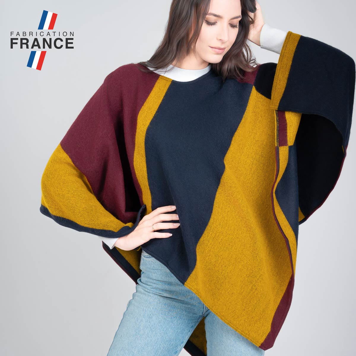 Poncho-femme-motif-geometrique-rouge-jaune-made-in-France--AT-06936_W1_12x12-FR
