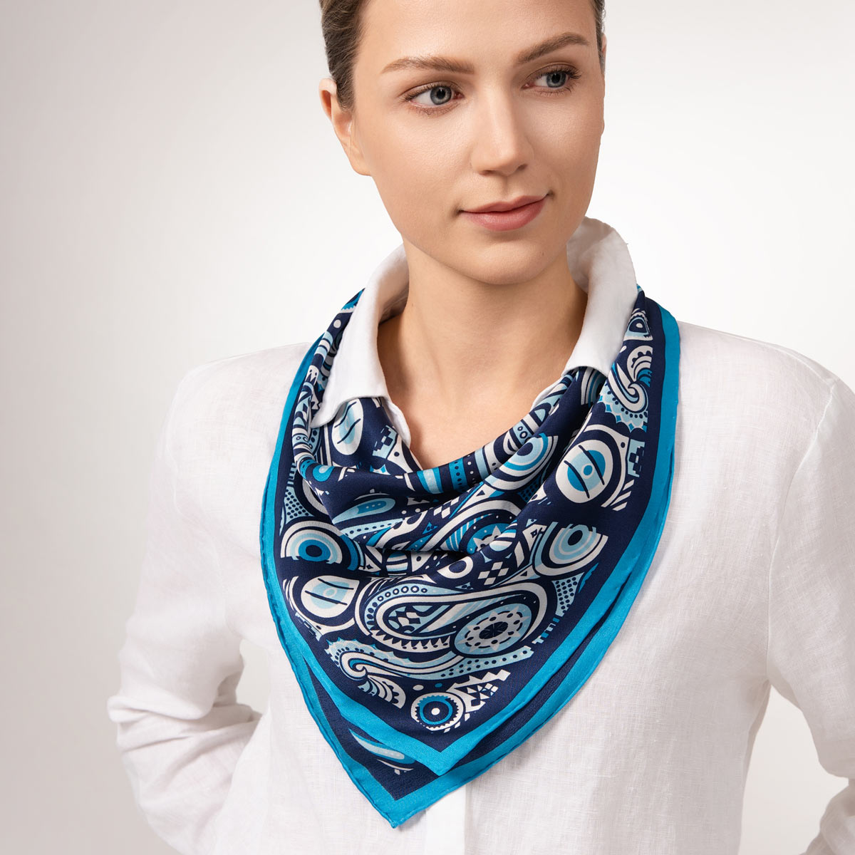 Carre-soie-luxe-femme-cachemire-bleu--AT-07162_W1_12x12---