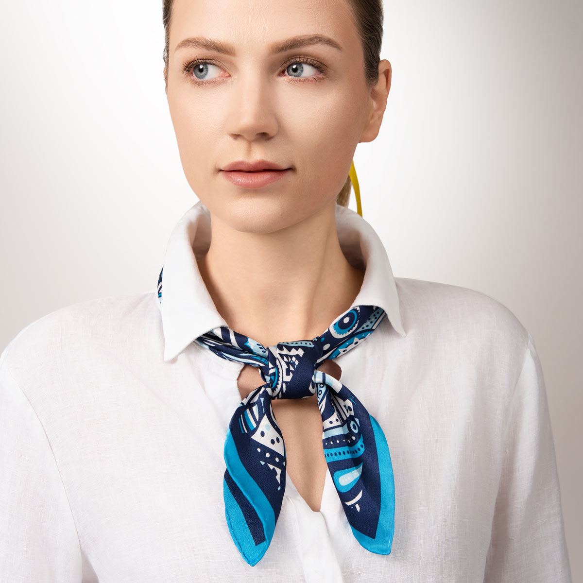 Foulard-carre-en-soie-satin-bleue-motifs-cachemire--AT-07162_W2_12x12---