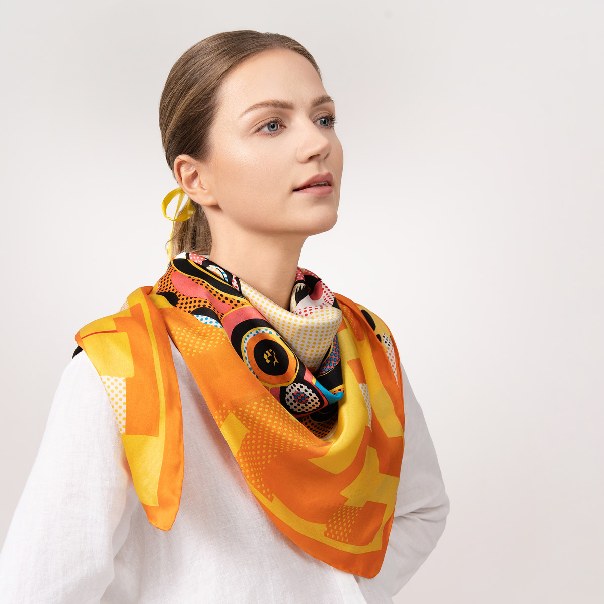 Carre-de-soie-jaune-orange-baiser-klimt--AT-07178_W2_12x12---