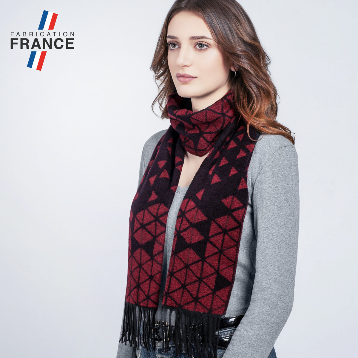 Echarpe-femme-motif-geometrique-rouge-fabrication-francaise--AT-06493_W1_12x12-FR