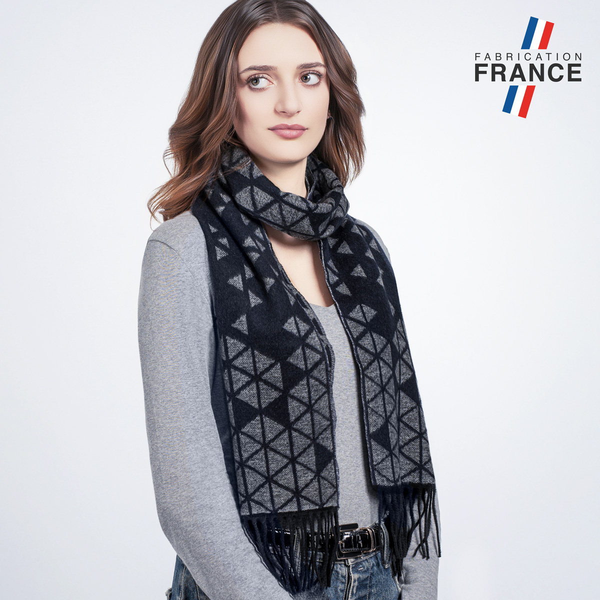 Echarpe-femme-motif-geometrique-bleu-sombre-fabriquee-en-France-gris-et-marine--AT-06494_W1_12x12-FR