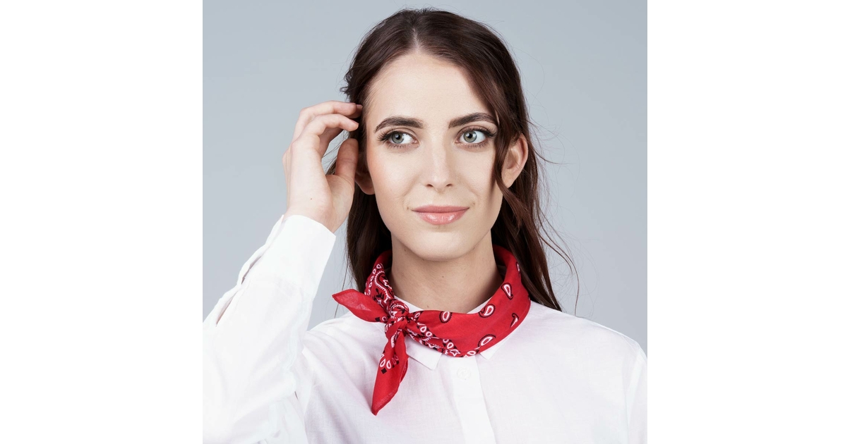 Un bandana grand format en 100% coton naturel rouge au motif