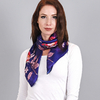 AT-04039-VF16-carre-soie-fleurs-sur-bleu