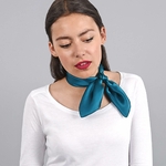 _Carre-de-soie-piccolo-bleu-petrole-uni