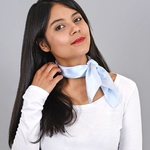_Carre-de-soie-femme-bleu-ciel
