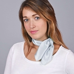 _Foulard-soie-femme-gris-clair