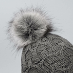 Bonnet-gris-pale-elegant-pompon-fabrique-en-Europe--CP-01728
