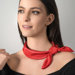 Carre-de-soie-rouge-uni-finition-roulotage-manuel--AT-07103