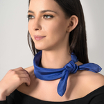 Carre-de-soie-bleu-uni-belle-finition--AT-07105